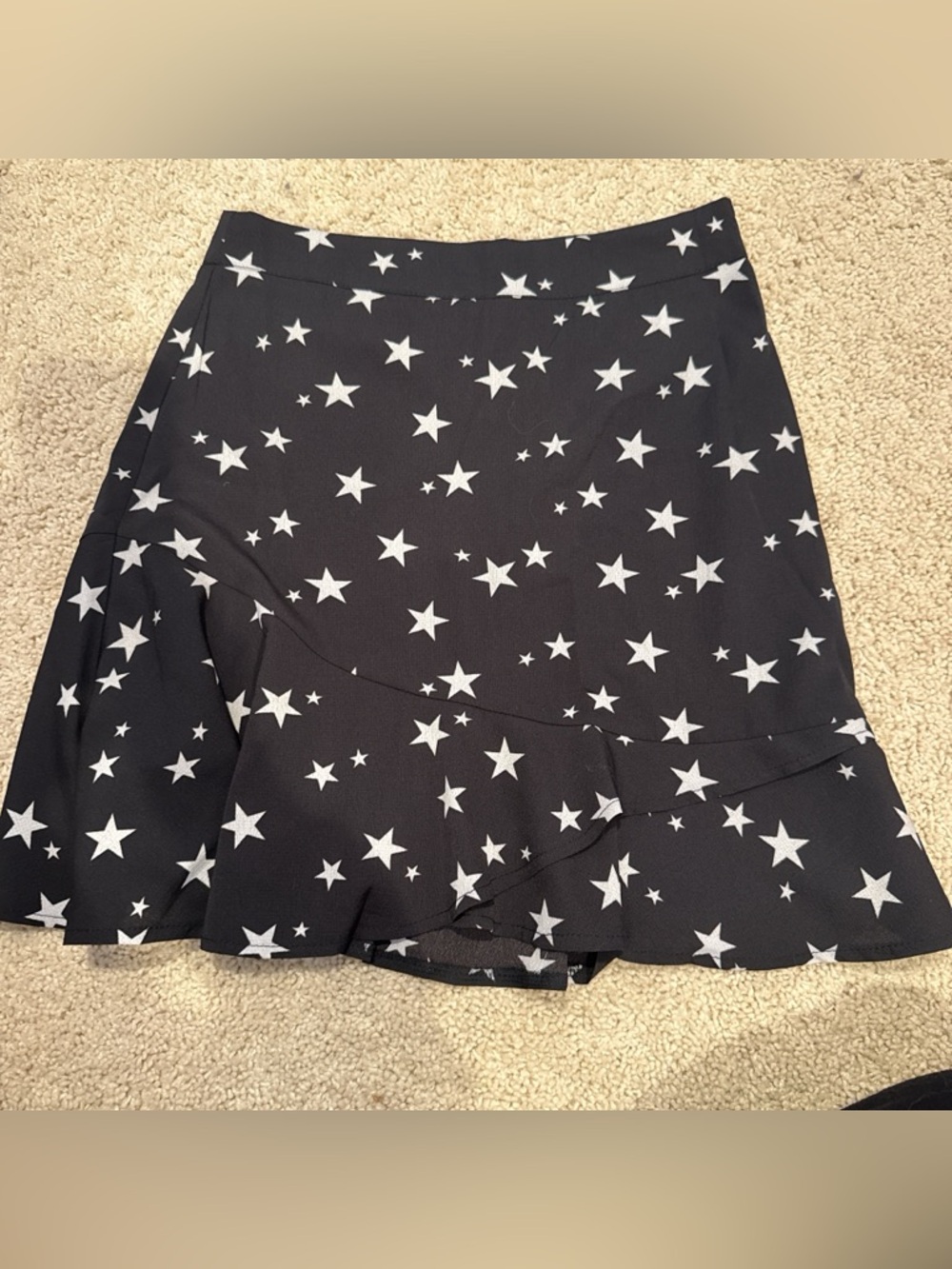Nasty gal black and white starry skirt with ruffle hem.
Size US 2.